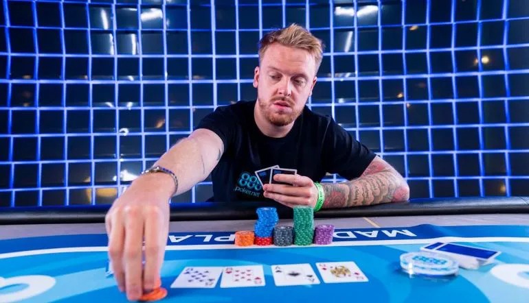 Diferențe cheie: turnee de poker vs jocuri cash