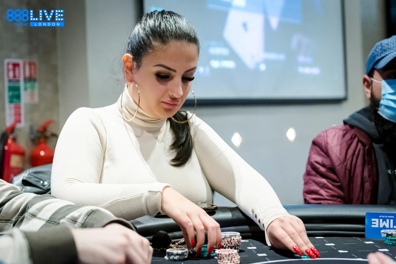 Este greu să înveți poker? Fiecare decizie spune o poveste