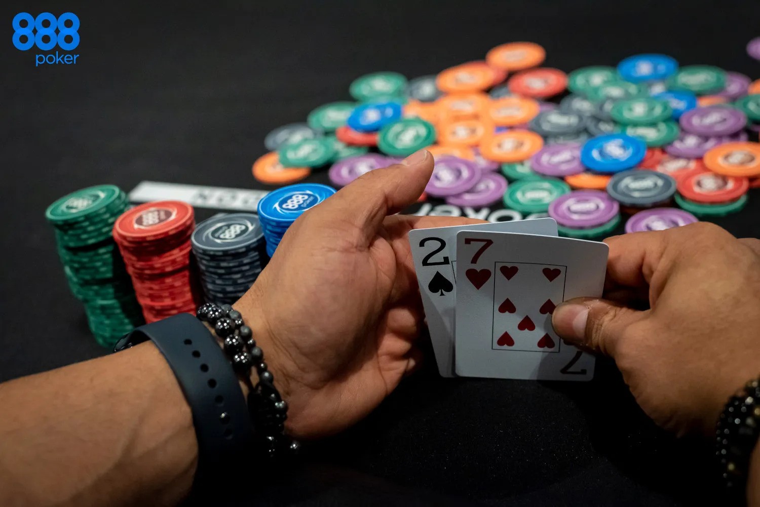 Jocuri cash vs turnee de poker - strategii de bluf