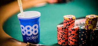 Este OK să bei alcool când joci poker?