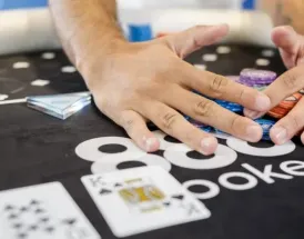 SFATURI PENTRU POKER CU 3 CĂRȚI: ÎMBUNĂTĂȚEȘTE-ȚI JOCUL CU ACESTE 5 STRATEGII